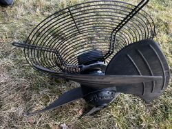 Wentylator metalowy o trzech łopatkach na trawie