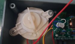 Widok wnętrza urządzenia do kasowania pamięci EPROM z pokrętłem wyłącznika czasowego oraz płytką elektroniczną.
