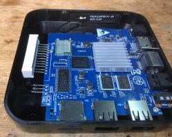 Wnętrze Smart TV Android Box z widocznymi komponentami elektronicznymi.
