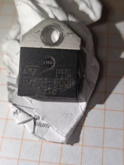 Zbliżenie na tranzystor ST wskazujący model BTA41-600B.