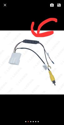 Adapter z kablem i żółtą wtyczką, zaznaczony czerwoną strzałką