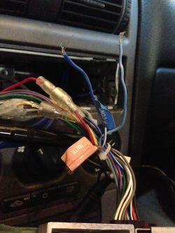 Kdc-bt60u - Jak podłączyć niebieski kabel wzmacniacza do subwoofera?