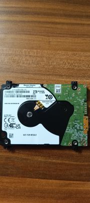 2TB wewnętrzny dysk twardy Western Digital na drewnianym blacie