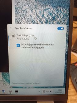 Ekran laptopa z widocznym menu Sieć komórkowa z informacją o braku połączenia z siecią T-Mobile.pl (LTE).