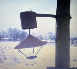 Urządzenie zamontowanie na słupie oświetleniowym
