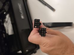 Zbliżenie na dwa złącza 8-pin CPU z jedną pustą komorą na jednym wtyku