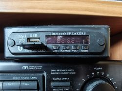 Panel sterowania przenośnego odtwarzacza Bluetooth z wyświetlaczem LED, gniazdami USB i SD oraz przyciskami funkcyjnymi.