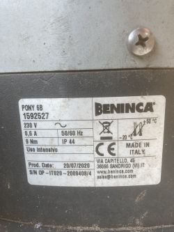 Tabliczka znamionowa napędu bramy Beninca PONY 6B z danymi 230 V, 0,6 A, IP44