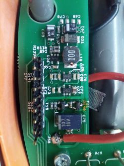 Zbliżenie na fragment płytki drukowanej z elementami elektronicznymi, widocznymi oznaczeniami i śladami spalenia przy T11.