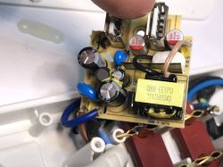 Zbliżenie na płytkę drukowaną z elementami elektronicznymi.