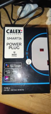 Calex Smart Power Plug with Voice Assistant Integration Box of Calex Smart Power Plug, type G, supporting integration with voice assistants.