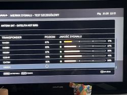 Ekran testu sygnału satelitarnego z listą transponderów i poziomem sygnału.