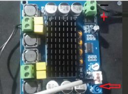 Moduł elektroniczny z zaznaczonymi punktami.