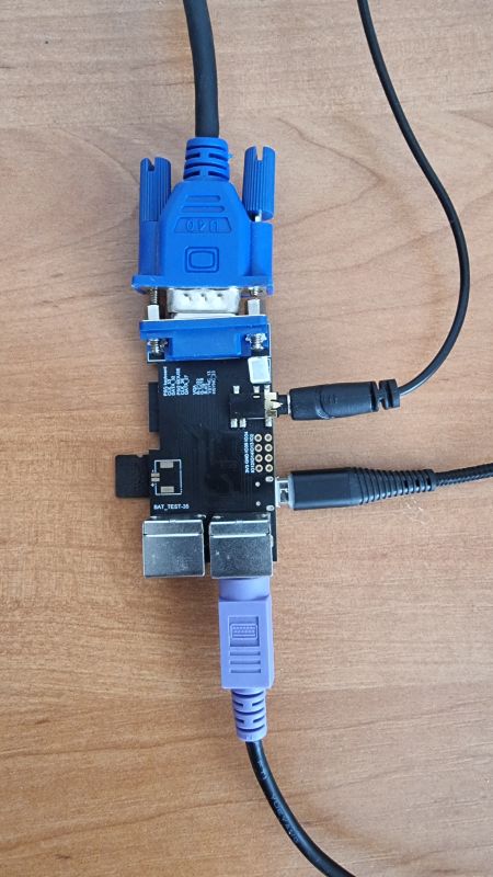 TTGO VGA32 V1.4 Platine mit angeschlossenen VGA- und PS/2-Kabeln.