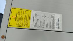 Naklejka ostrzegawcza i tabliczka znamionowa podgrzewacza wody pompy ciepła na szarej obudowie