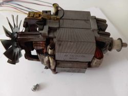 Silnik robota kuchennego z widocznymi elementami uzwojenia.