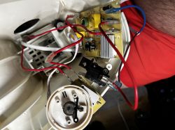 Wnętrze obudowy robota planetarnego z widocznymi podłączeniami elektrycznymi.