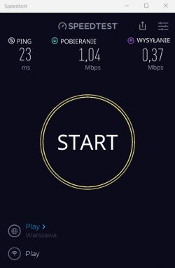 Zrzut ekranu testu prędkości internetu z aplikacji Speedtest, pokazujący wyniki dla sieci Play.