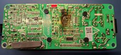 Płytka PCB z uszkodzonym układem scalonym i zaznaczonym MOSFET-em czerwonym prostokątem