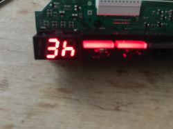 Wyświetlacz 7-segmentowy programatora zmywarki pokazujący 3h, zamontowany na płytce PCB.