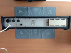 Panel tylny generatora impulsów ZOPAN PGP-5A na stole, widoczne złącza i tabliczka znamionowa