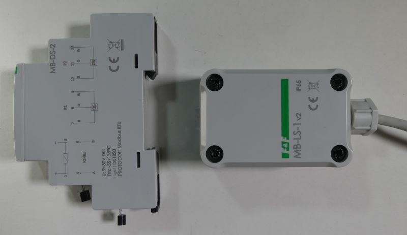 Dwa szare moduły elektroniczne MB-DS-2 i MB-LS-1 v2 na białym tle, jeden z przewodem