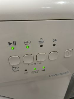 Panel sterowania z przyciskami i kontrolkami świetlnymi na urządzeniu Volumax5.