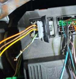 Peugot 1.4, benzyna, 2008 r - Bsi wolny przewód, chyba od alarmu