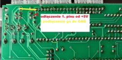 Zbliżenie na płytkę PCB z oznaczeniem: odłączyć 1. pin od +5V i podłączyć go do GND.