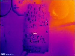 Termowizyjne zdjęcie płytki drukowanej ładowarki Parkside z pomiarem temperatury 29,8°C.