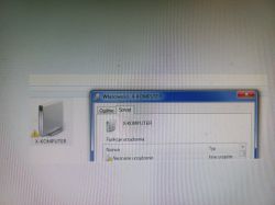 Zrzut ekranu z okna właściwości nieznanego urządzenia o nazwie X-KOMPUTER w systemie Windows 7. Obok znajduje się ikona z ostrzeżeniem.