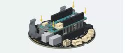 Ilustracja przedstawiająca montaż Arduino MKR WiFi 1010 na płytce Arduino MKR IoT Carrier z zaznaczonymi miejscami połączeń żółtymi strzałkami.