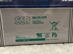 Akumulator SSB SBL135-12HR, 12V 3381W, z oznaczeniami recyklingu i zakazu wyrzucania do śmieci.