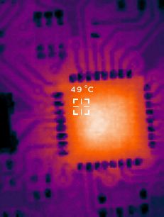 Termoobraz ukazujący układ elektroniczny z zaznaczoną temperaturą 49°C.