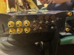 Zdjęcie panelu tylnego wzmacniacza audio, pokazującego wejścia i regulatory.
