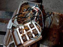 Dlaczego silnik jednofazowy 1,5 kW na 230V buczy oraz wyłącza bezpieczniki?