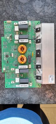 Moduł elektroniczny do płyty indukcyjnej leżący na blacie.