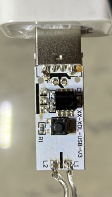 Zbliżenie na sterownik LED do światełek z USB
