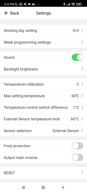 App settings screen with thermostat options like 5+2 schedule, calibration, temperature limits, and external sensor selection