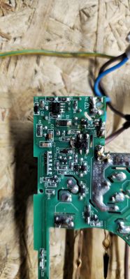 Szukam schematu listwy zasilającej na wifi HAMA - spalone komponenty