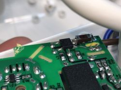 Zbliżenie na płytkę drukowaną z elementami elektronicznymi.