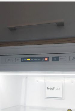 Panel sterowania lodówki z migającymi kontrolkami