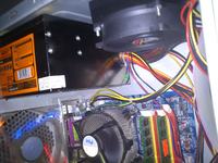 Dlaczego wiatrak 250mm na bocznej ścianie podnosi temperaturę w PC?