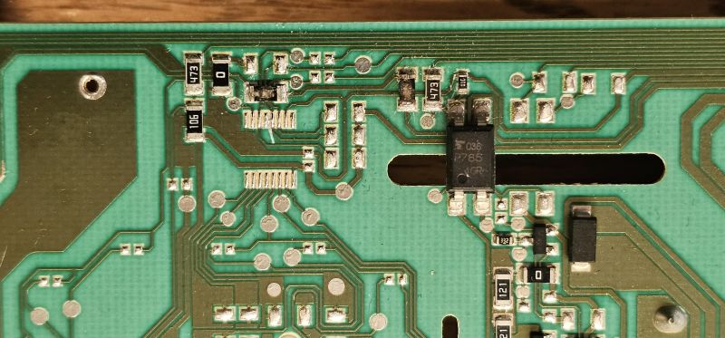 Zbliżenie na zieloną płytkę PCB z elementami SMD, w tym układ P785 i rezystory oznaczone 473 oraz 106