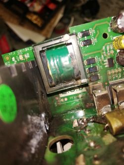 Czy wybuch kondensatora w falowniku LS SV008iG5A-4 to przyczyna awarii?