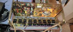 Wnętrze starego urządzenia elektronicznego z widocznymi komponentami analogowymi