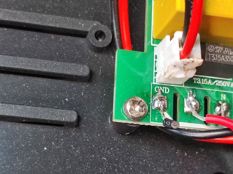 Fragment płytki PCB z przewodami i złączem