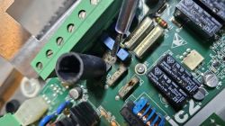Uszkodzony sterownik palnika Intergas IC2 z nadpalonymi elementami na płytce PCB