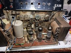 Wnętrze wzmacniacza lampowego MV3 z widocznymi lampami i elementami elektronicznymi.