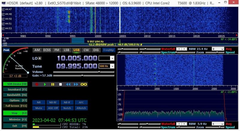 Interfejs programu HDSDR pokazujący spektrum i wodospad sygnałów radiowych.